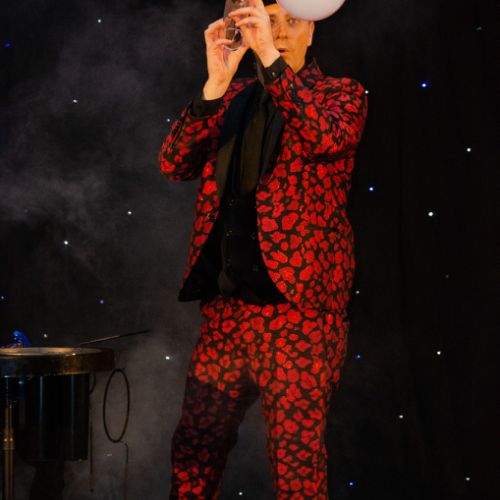 Cabaret des Bulles - Allan Hart - Spectacle de bulles de savon- Bulle de feu- Magicien des Bulles- Bubble Show