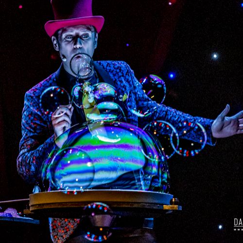 Cabaret des Bulles - Allan Hart - Spectacle de bulles de savon- table lumineuse- Magicien des Bulles- Bubble Show
