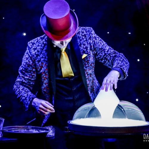 Cabaret des Bulles - Allan Hart - Spectacle de bulles de savon - magique et féerique- Magicien des Bulles- Bubble Show