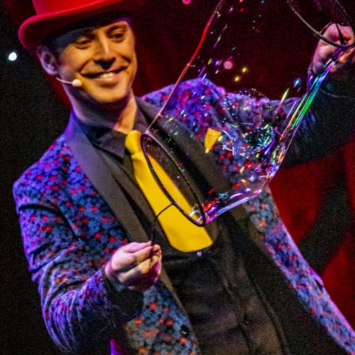 Cabaret des Bulles - Allan Hart - Spectacle de bulles de savon - Le tunnel de bulles- Magicien des Bulles- Bubble Show