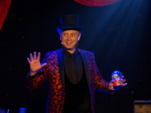Allan Hart présentant une boule à neige pendant son spectacle de Noël