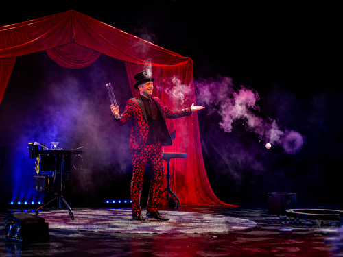 Un anneau de fumée dans un spectacle de bulles - Allan Hart