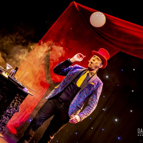 Cabaret des Bulles - Allan Hart - Numéro Visuel Attraction de bulles - Bulle de fumée - Magicien des Bulles - Bubble Show