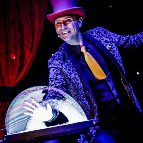 Cabaret des Bulles - Allan Hart - Numéro Visuel Attraction de bulles de savon- un petit coucou- Magicien des Bulles- Bubble Show