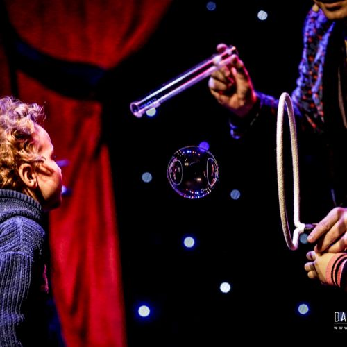 Cabaret des Bulles - Allan Hart - Spectacle de bulles de savon- souffle et dextérité- Magicien des Bulles