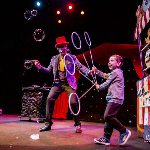 Cabaret des Bulles - Allan Hart - Spectacle de bulles de savon- divertissement bullesque- Magicien des Bulles