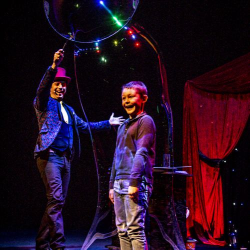 Cabaret des Bulles - Allan Hart - Spectacle de bulles de savon - bulle géante- Magicien des Bulles- Magicien des Bulles