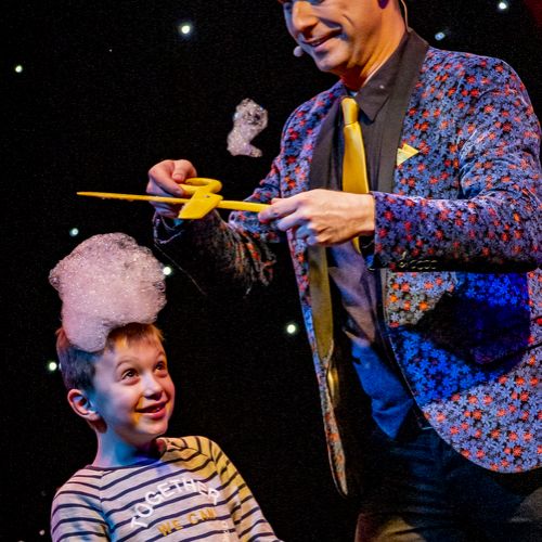 Cabaret des Bulles - Allan Hart - Spectacle de bulles de savon- Un passage chez le coiffeur ?- Magicien des Bulles