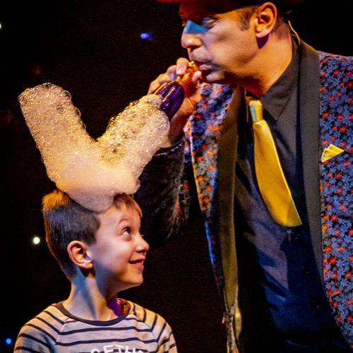 Cabaret des Bulles - Allan Hart - Spectacle de bulles de savon- chapeau de bulles- Magicien des Bulles